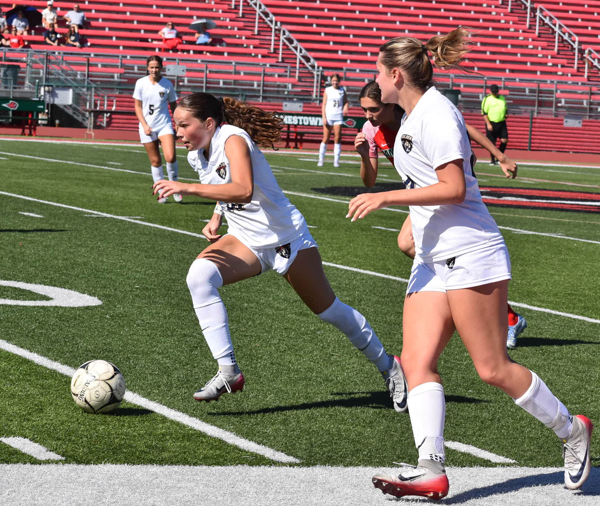 https://ogden_images.s3.amazonaws.com/www.observertoday.com/images/2025/10/04133015/Julianna-Roth-dribbles-Saturday.jpg